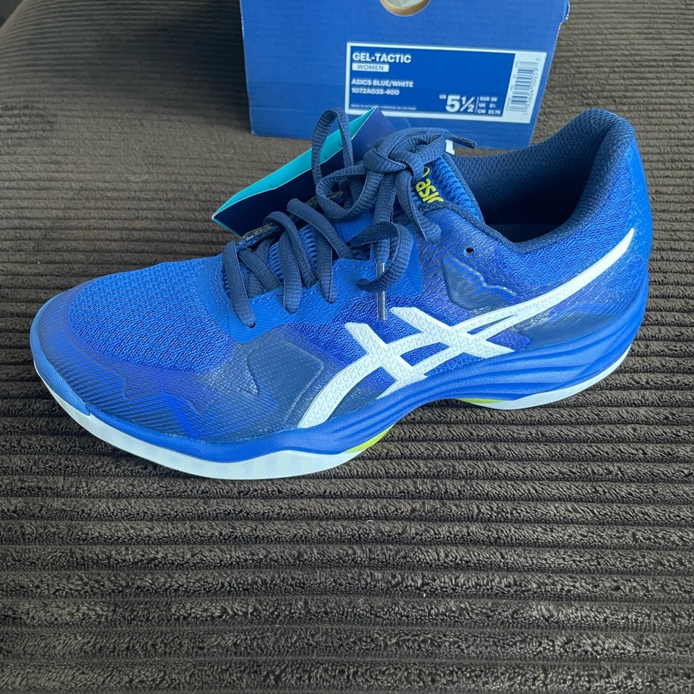 ASICS gel-tactic womens 5.5 Never been worn, tags stil in tact